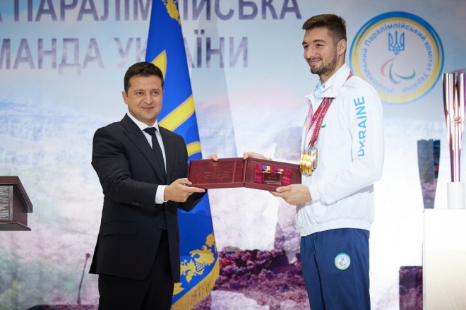 Президент присвоил Героя Украины пловцу Максиму Крипаку - фото