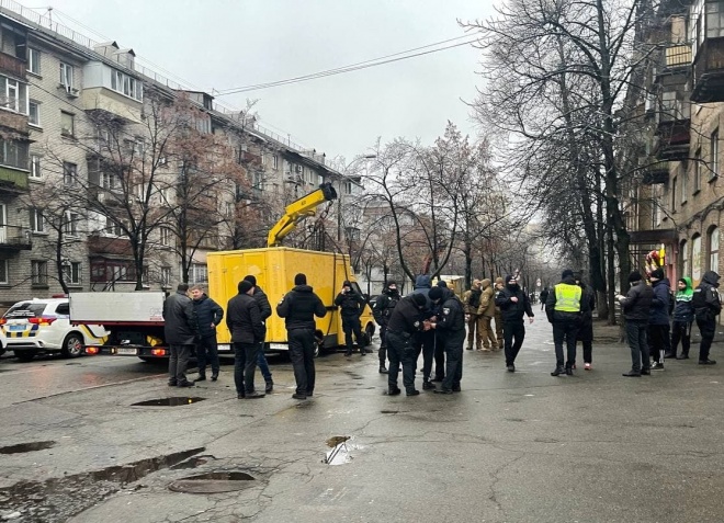Ногой в спину: в Киеве владельцы МАФа напали на демонтажников - фото