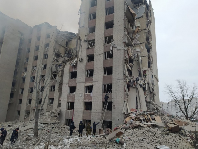 Рашисты совершили авиаудар по жилой многоэтажке в Чернигове - фото