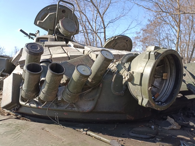 Россияне убежали, оставив танк, ЛТЛБ и награбленное - фото