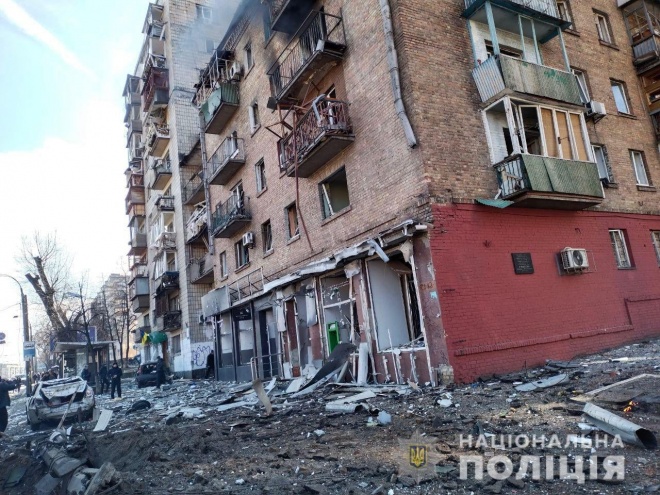 Остатки ракеты упали возле жилого дома на Куреневке - фото