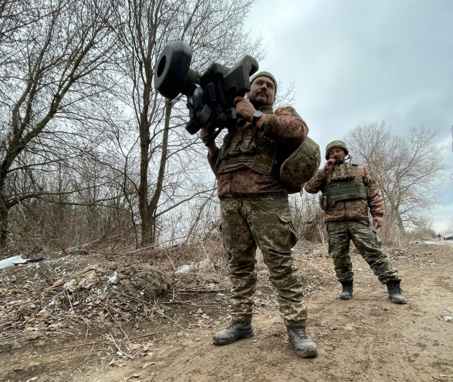 Украинские военные с Джавелинами шлют привет оккупантам - фото