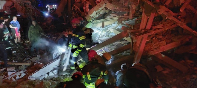 В результате авиаудара по Житомиру повреждены жилые дома и больница, есть погибшие - фото