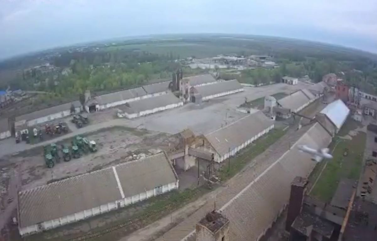 На Днепропетровщине ракетой ударили по элеватору - фото