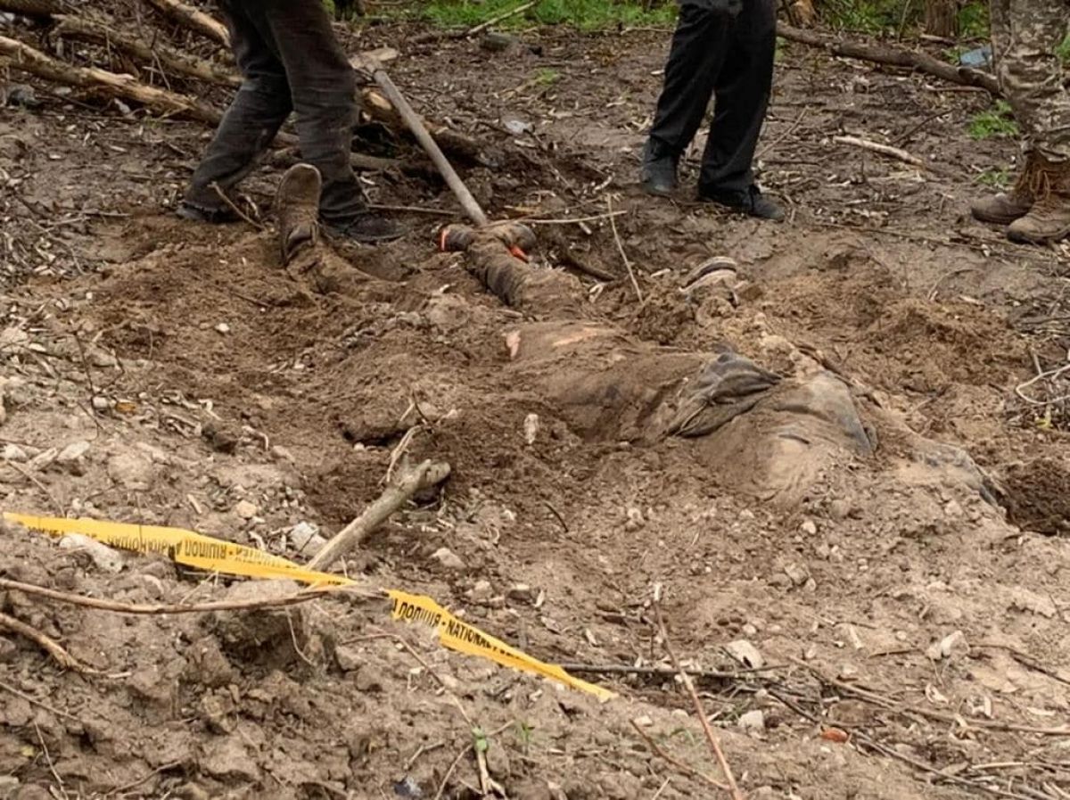 На Киевщине найдено очередное захоронение казненных гражданских (фото 18+) - фото
