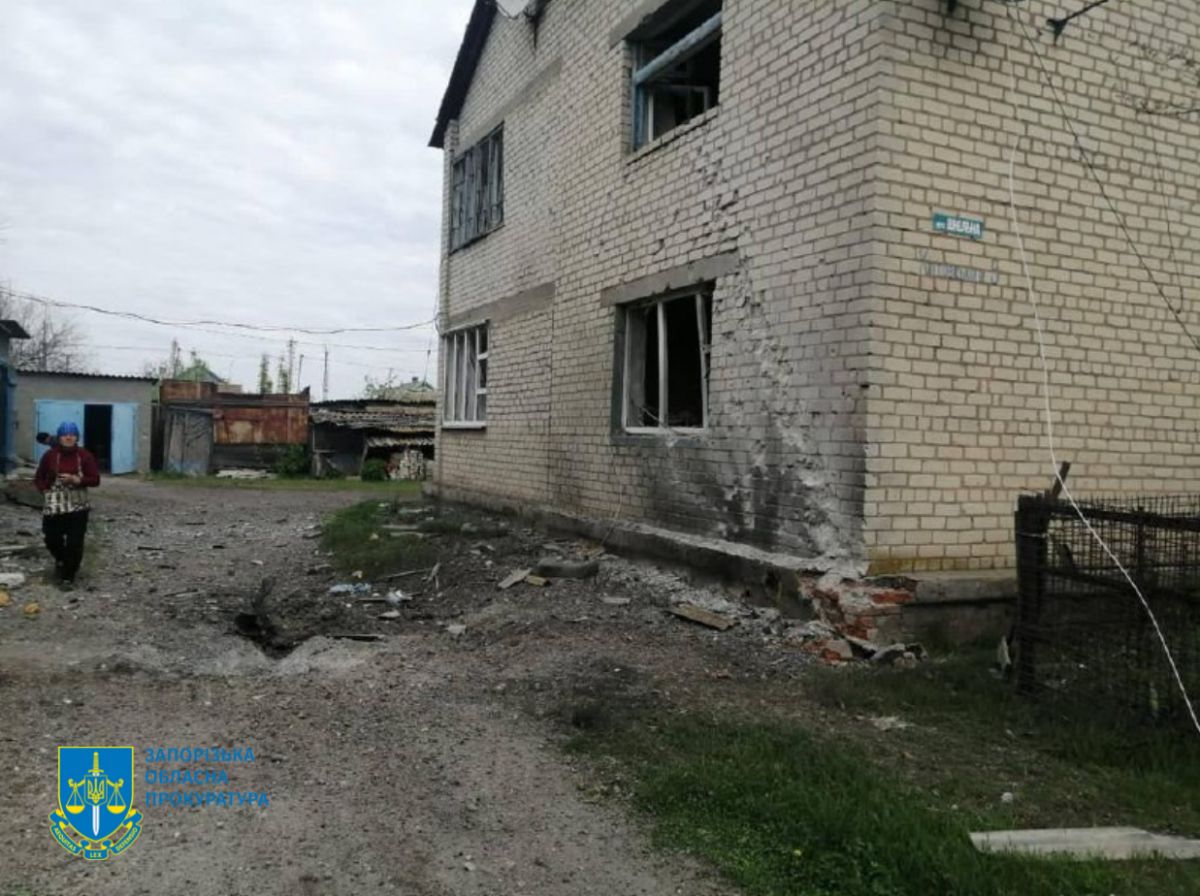 В результате обстрела поселка на Запорожье погибли два человека - фото