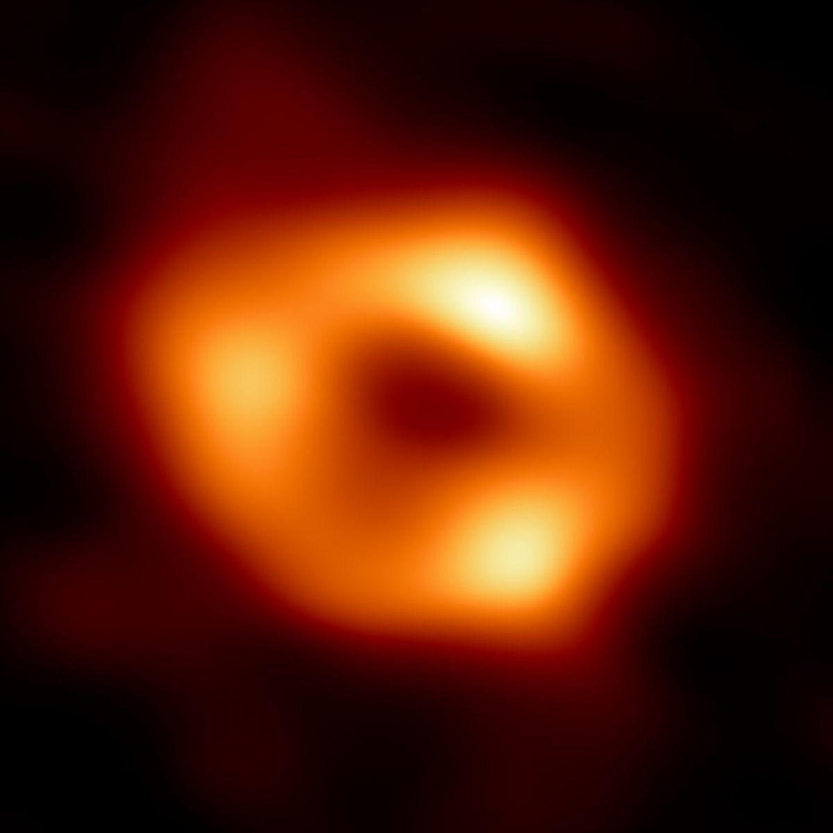 Впервые получено изображение черной дыры в сердце нашей галактики - фото