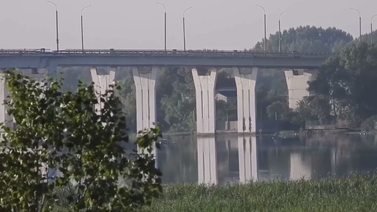 Антоновский мост закрыт из-за полученных повреждений - фото