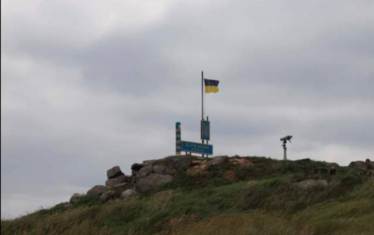 На Змеином установлен флаг Украины. Уточнено - фото