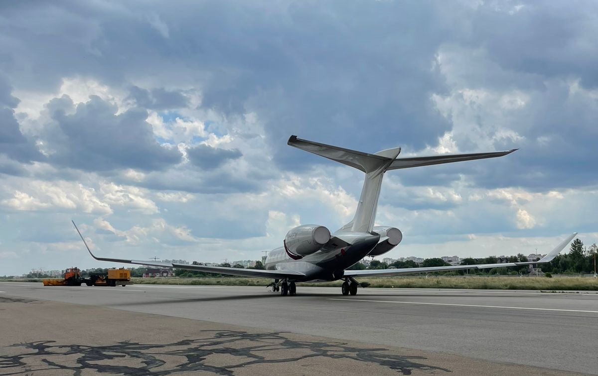 Вертолет и самолет семьи Медведчука передали для нужд ВСУ - фото