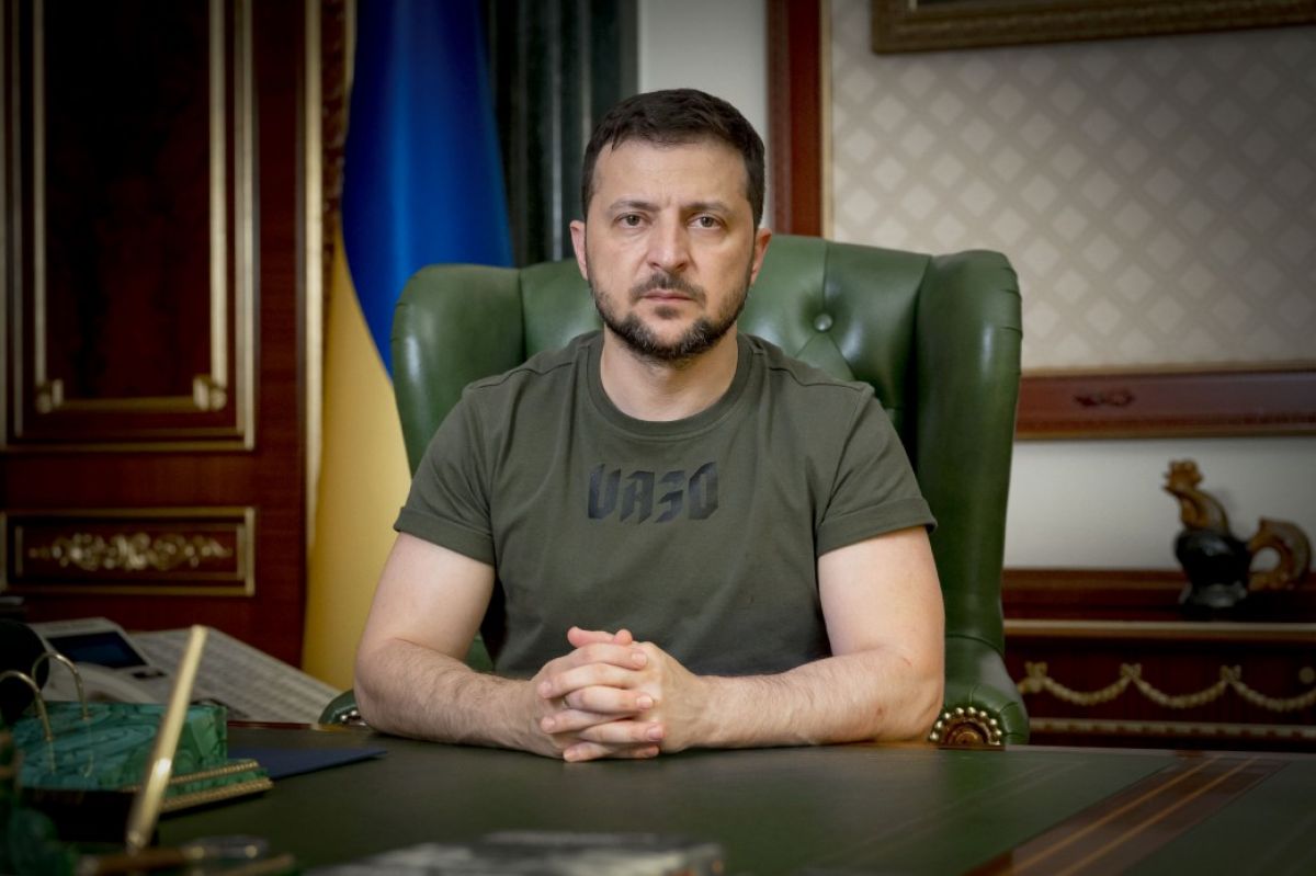 Зеленский пообещал разобраться с разрешениями для военнообязанных - фото