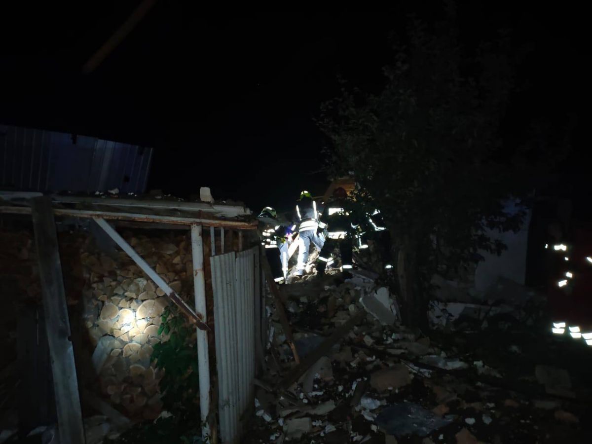 В Харькове ракета ударили в жилой дом, погиб человек - фото