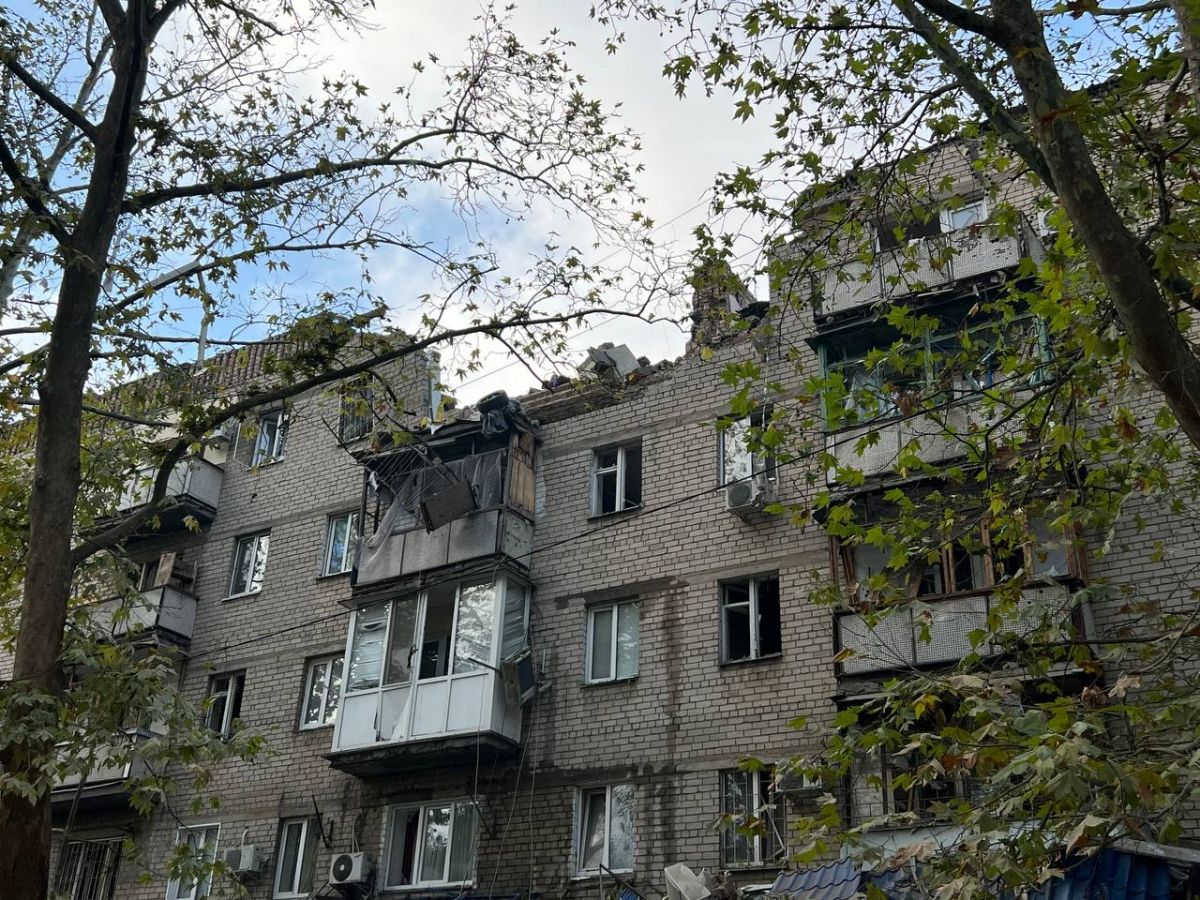 Российская ракета разрушила квартиры дома в Николаеве - фото