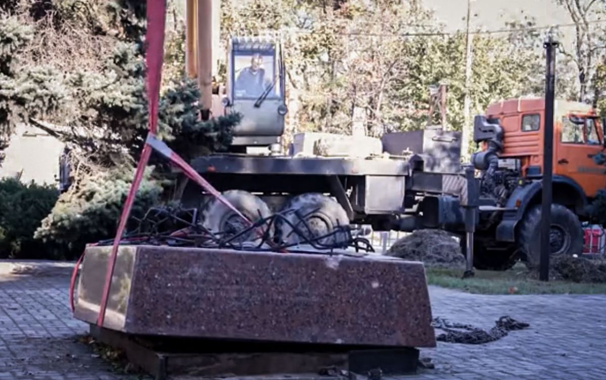В Мариуполе оккупанты демонтировали памятник Жертвам Голодомора - фото
