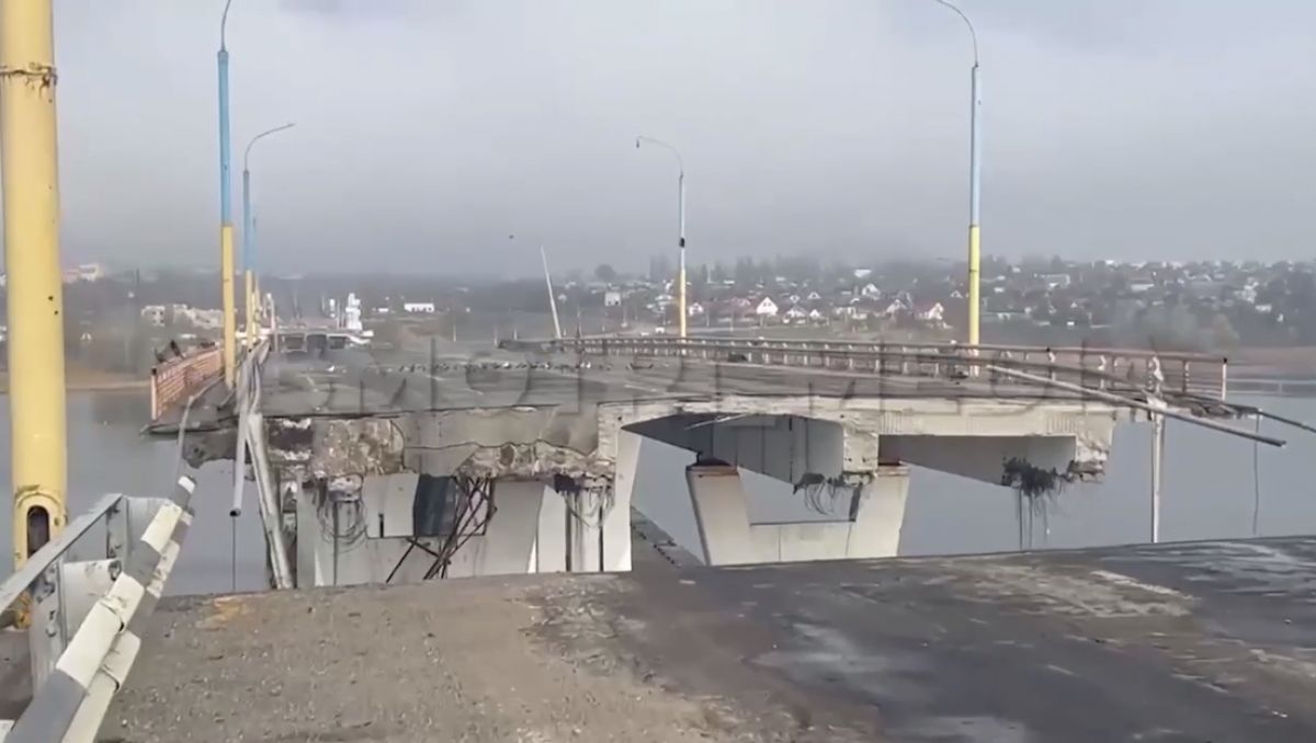 Оккупанты разрушили Антоновский мост - фото
