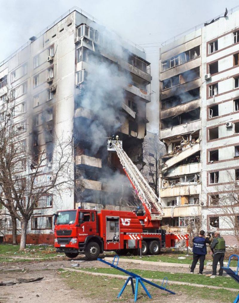 россияне ударили в жилые многоэтажки в Запорожье - фото