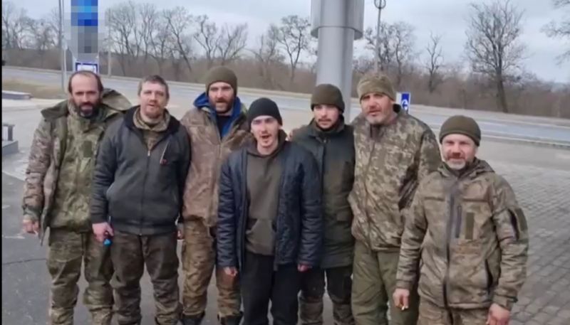 Из плена вернулось еще 12 украинцев, пятеро из них тяжелораненые - фото