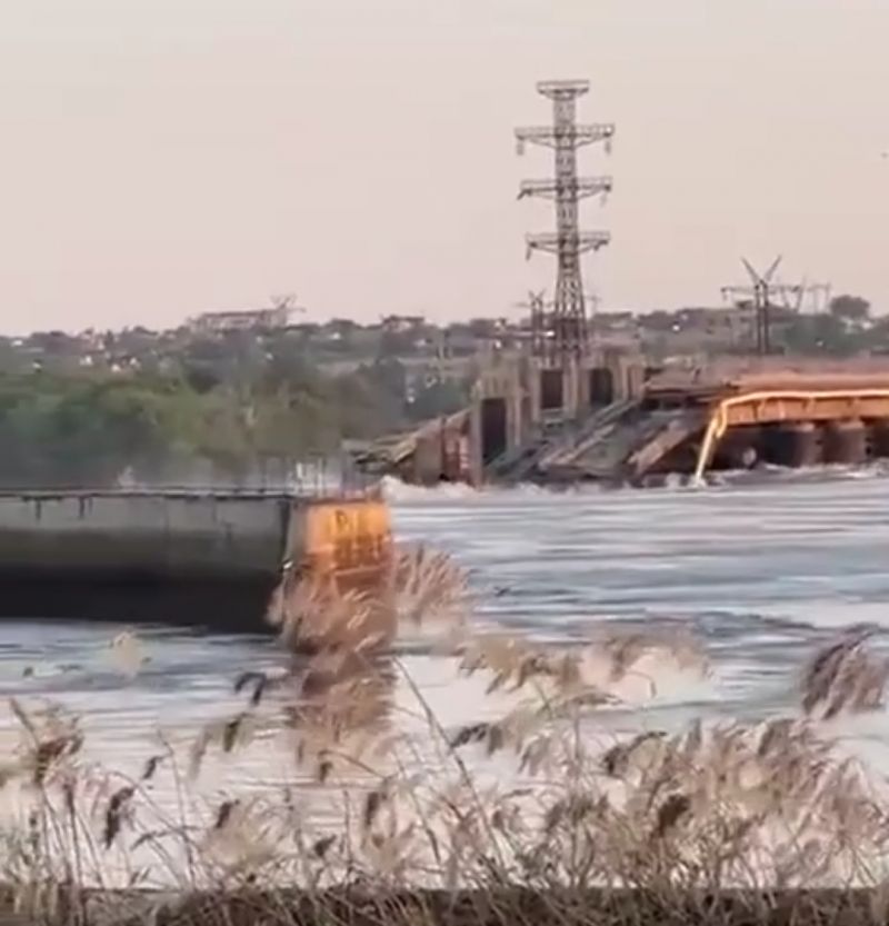 Оккупанты подорвали Каховскую ГЭС - фото