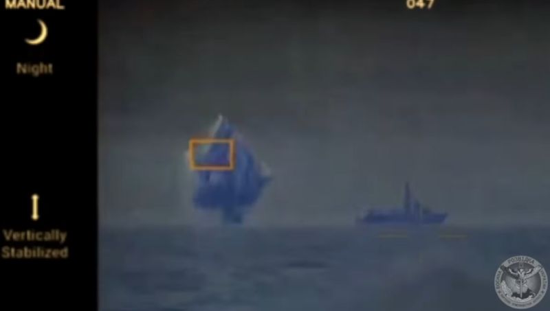 ГУР показало "охоту" надводных дронов на российские корабли в море - фото