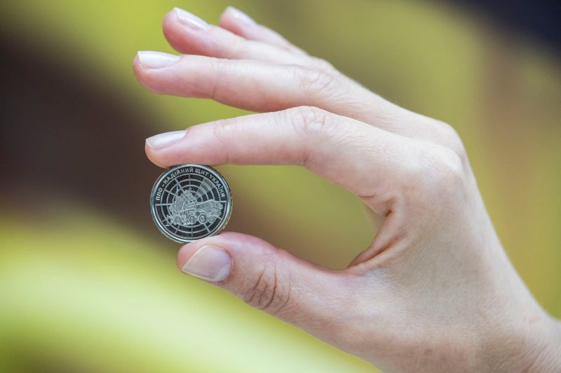 Нацбанк ввел в обращение монету с изображением ЗРК Петриот - фото