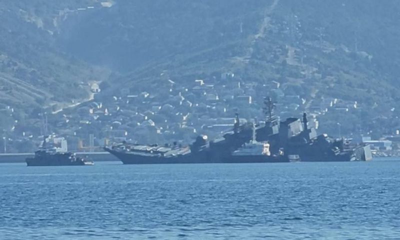 Предварительно возле Новороссийска поврежден один из военных кораблей - фото