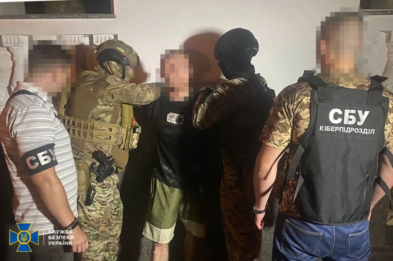 В Полтаве правоохранители задержали фитнес-тренера, который плюнул в бывшего бойца ВСУ - фото