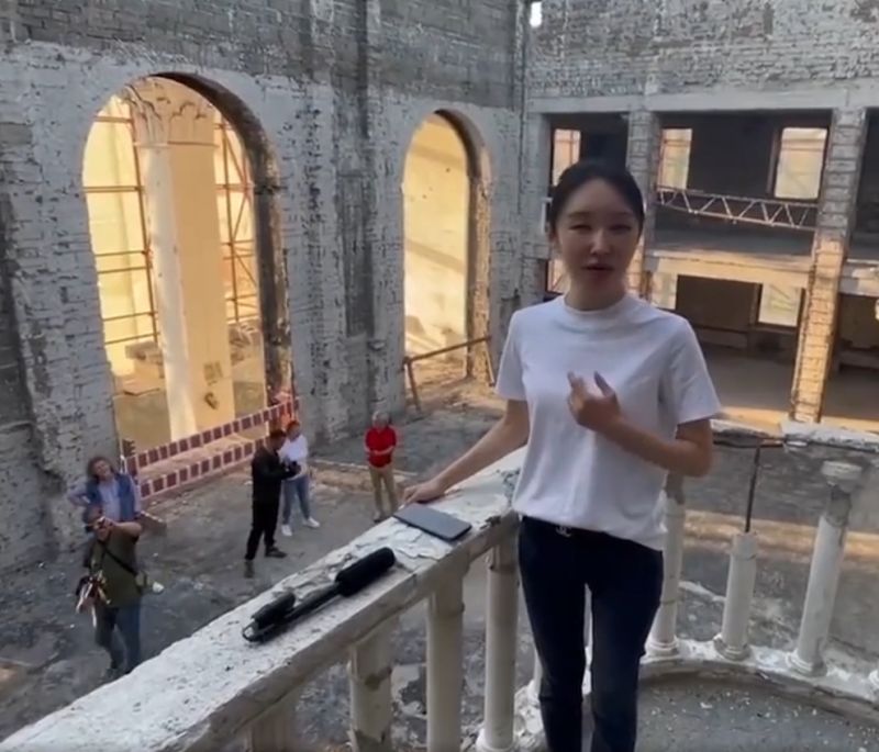 Китайская "оперная певица" спела "Катюшу" в Мариупольском драмтеатре - фото