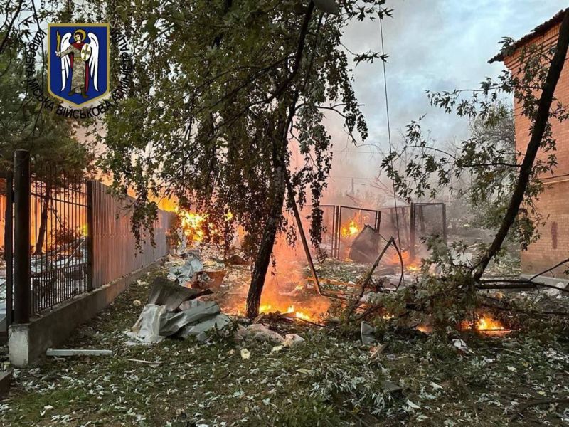 В Киеве прогремели взрывы, в одном из районов проблемы со светом и водой - фото