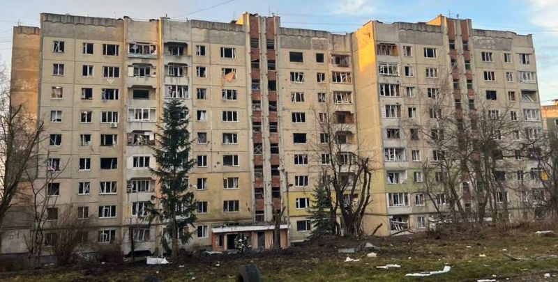 Во Львове попадание в гражданские объекты, есть погибший - фото