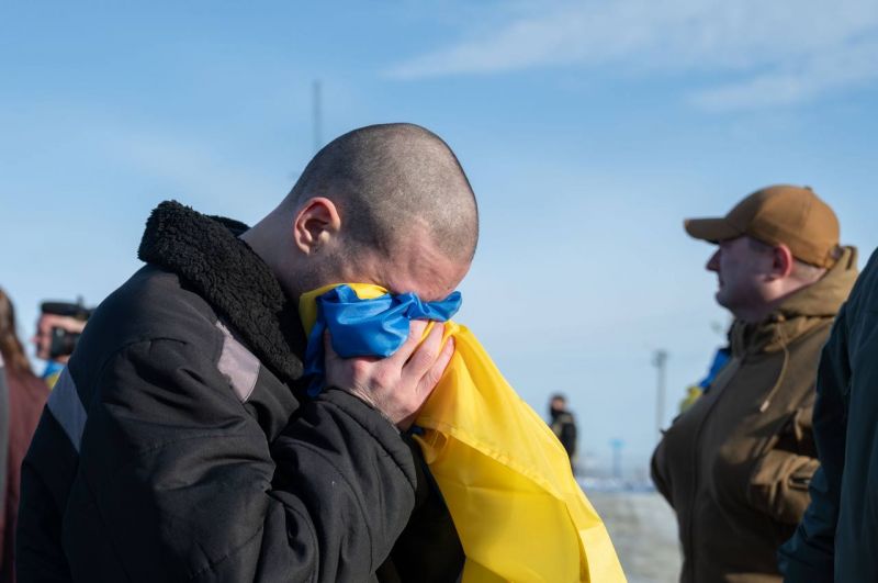 Состоялся обмен пленными: домой возвращаются более 200 украинцев - фото
