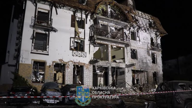 Рашисты ударили ракетами по гостинице с гражданскими в центре Харькова - фото