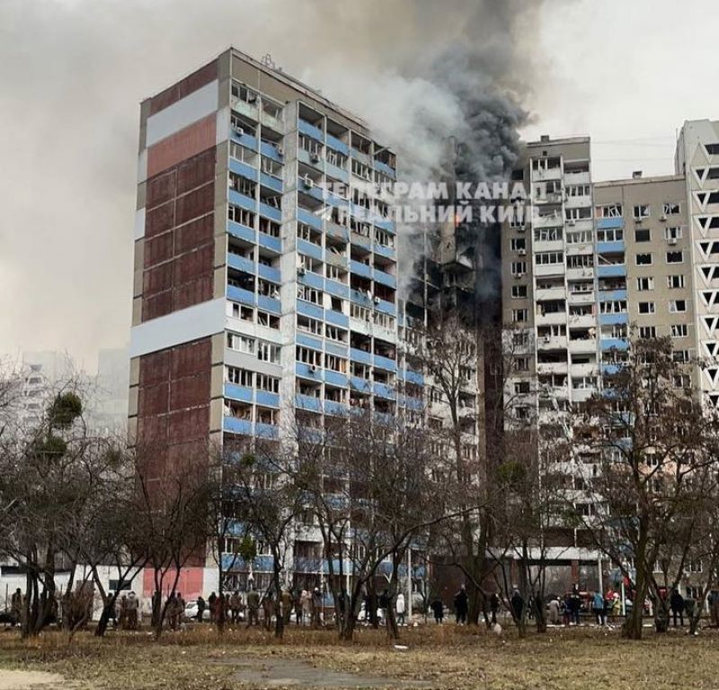 В результате ракетной атаки в Киеве пылает жилая многоэтажка. Дополнено - фото