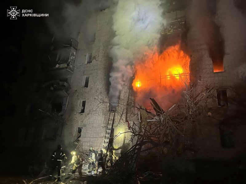 россияне сбросили авиабомбу на жилую многоэтажку в Купянске - фото