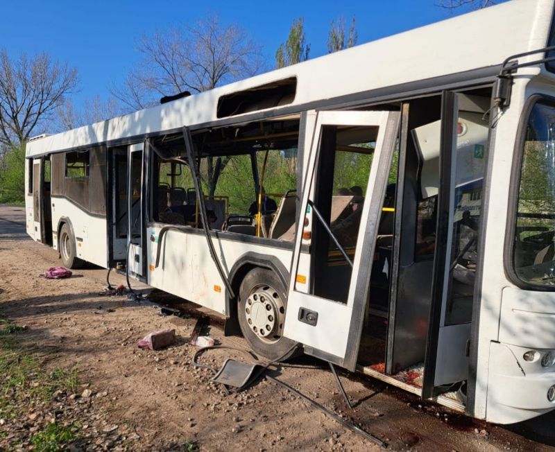 Рашисты ударили дроном-камикадзе по автобусу в Марганце, много погибших - фото