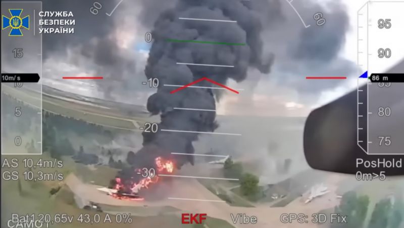СБУ показала кадры с поражением самолетов стратегической авиации рф - фото