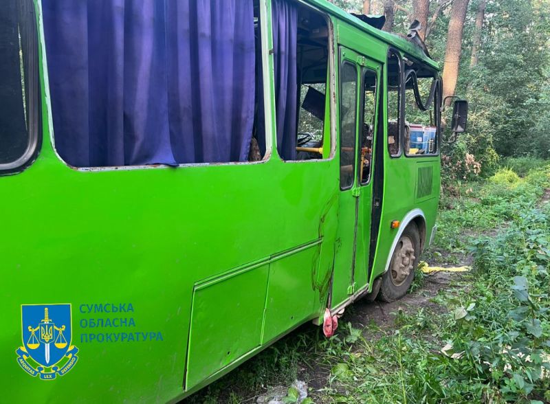 На Сумщине россияне с помощью БПЛА атаковали автобус, убив гражданских - фото
