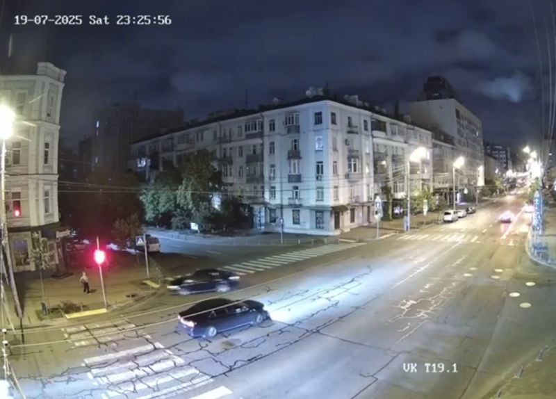 В Киеве сотрудник прокуратуры на автомобиле сбил женщину на тротуаре и сбежал - фото