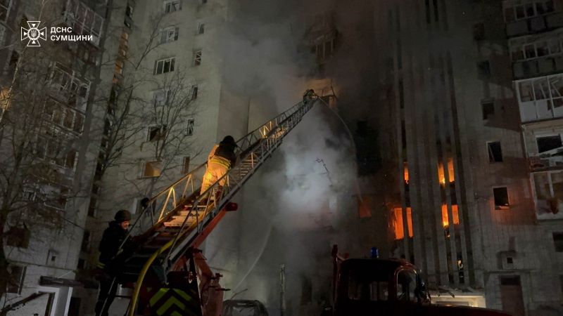 В Ахтырке рашисты нанесли удары БПЛА по жилому многоэтажному дому - фото