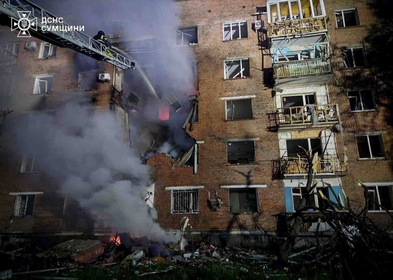 В Конотопе россияне ударили по многоквартирному дому - фото