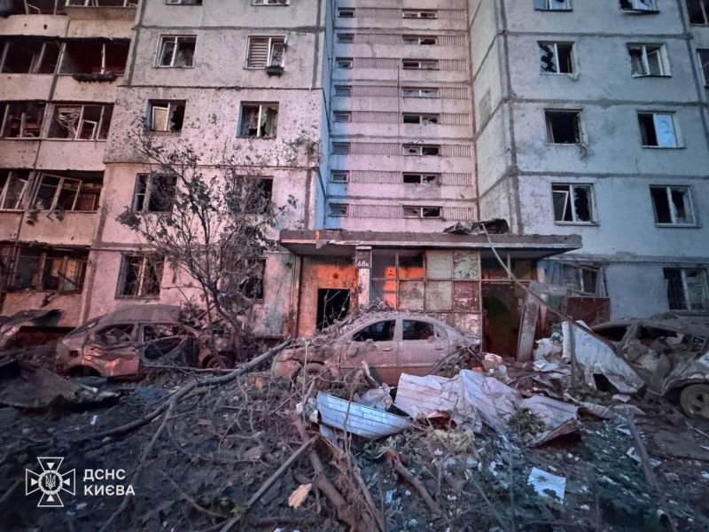 Рашисты нанесли массированный удар по Киеву и убили мирных жителей. Дополнено - фото