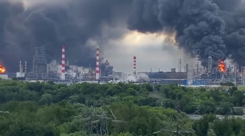 Украинские БПЛА продолжают добивать Московский НПЗ - фото