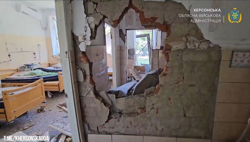 россияне атаковали больницу в Херсоне: погиб врач - фото
