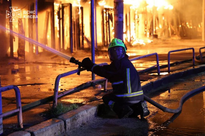 В Киеве в результате атаки возник масштабный пожар на одном из рынков, есть пострадавшие - фото