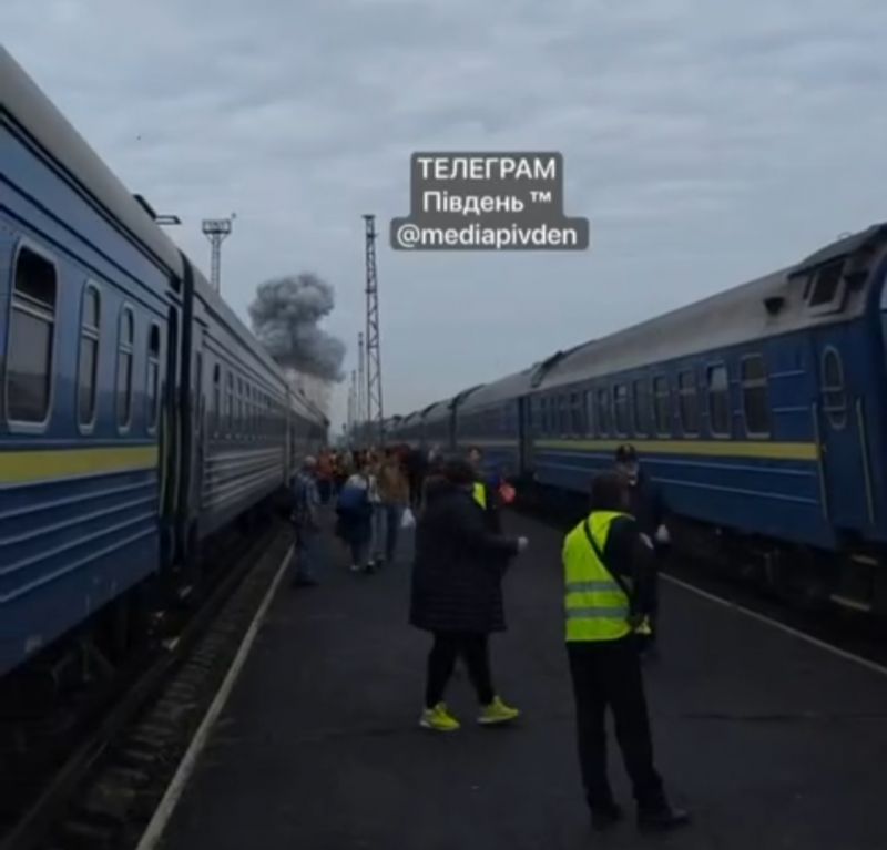 россияне атаковали пассажирский поезд у границы с Польшей - фото