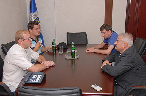 Захарченко взяв під особистий контроль розслідування побиття журналістки - фото