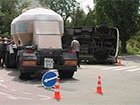 У Сєверодонецьку перевернувся автобус з людьми після зіткнення з вантажівкою