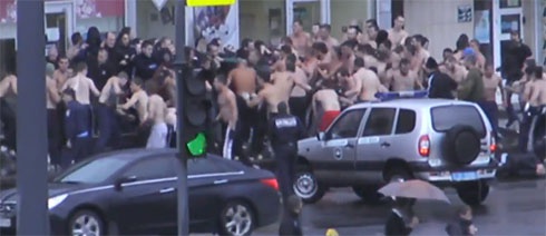 У Харкові сталася масштабна бійка футбольних фанатів [відео] - фото