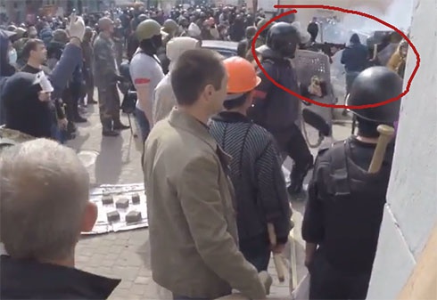 Сепаратисти в Одесі з-за спин міліціонерів стріляли з автомату - фото