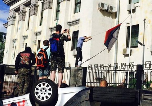 З російського посольства у Києві зняли прапор Росії (доповнено) - фото