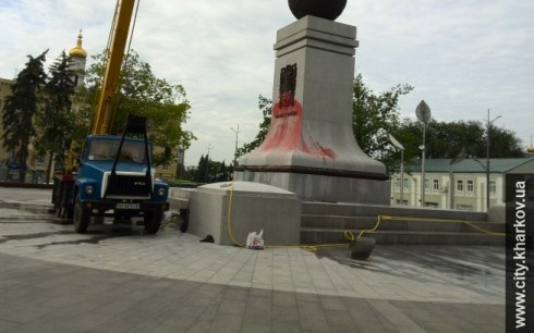 У Харкові облили фарбою пам’ятник Незалежності України - фото
